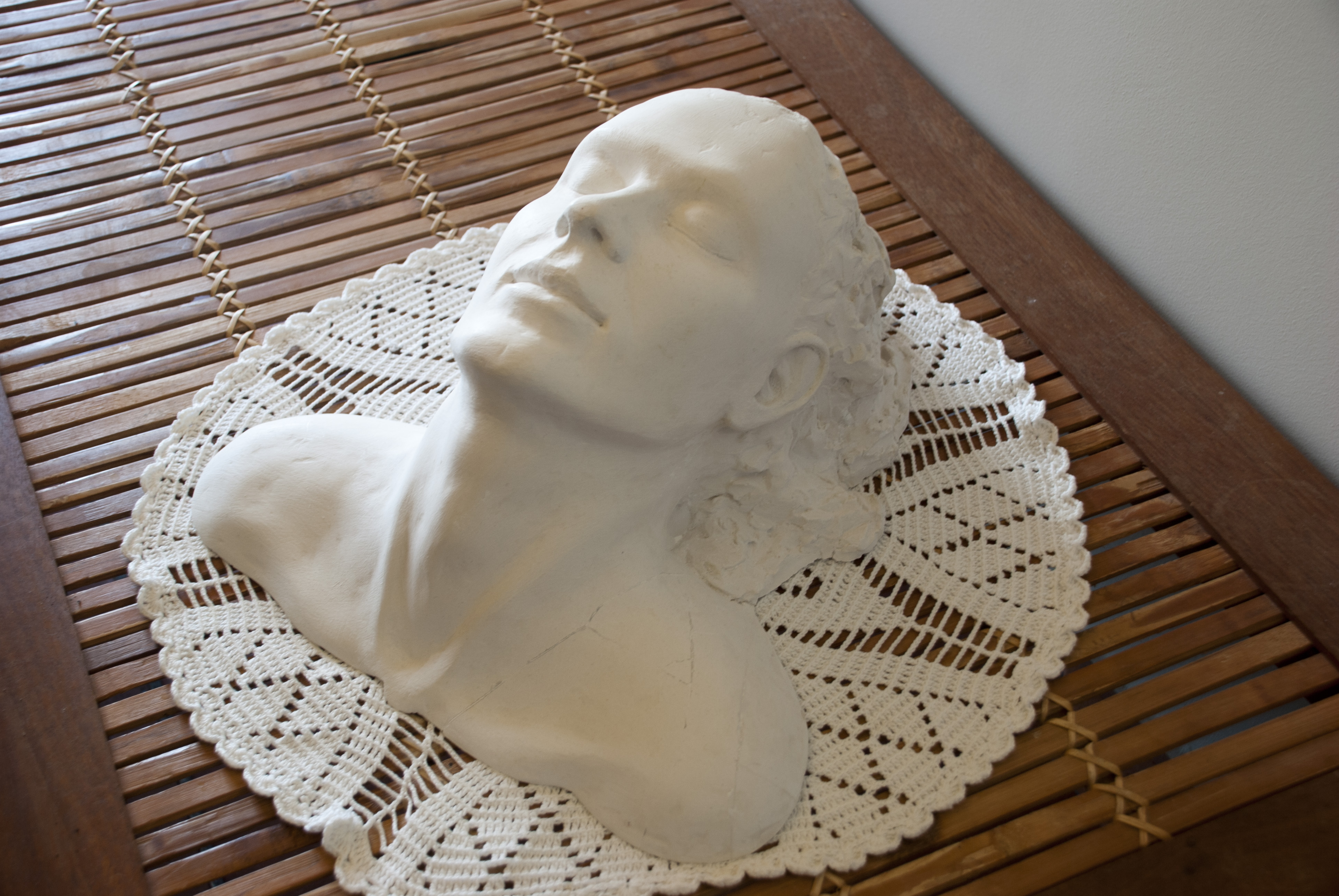 Del agua escultura de cabeza de mujer saliendo del agua